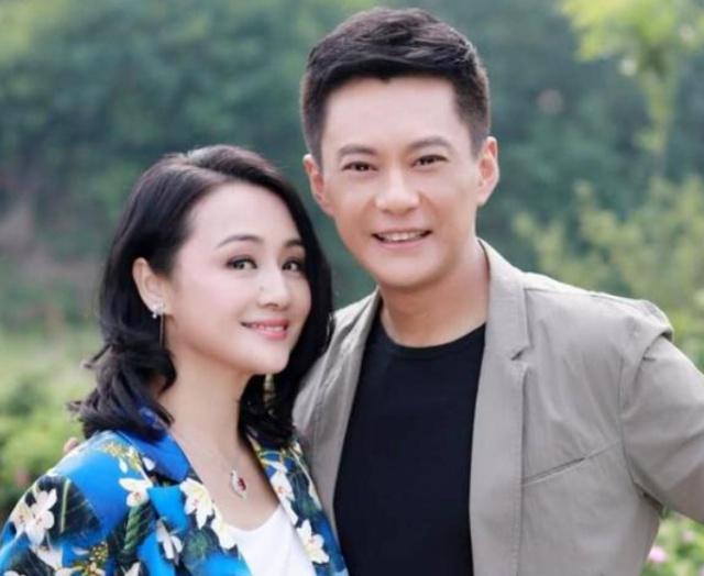 他成功娶回央視主持人，奮鬥31年仍不如妻子，今兒子帥氣夫妻恩愛