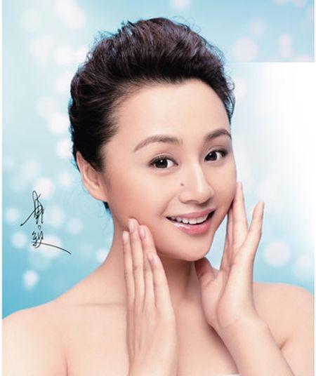 他成功娶回央視主持人，奮鬥31年仍不如妻子，今兒子帥氣夫妻恩愛