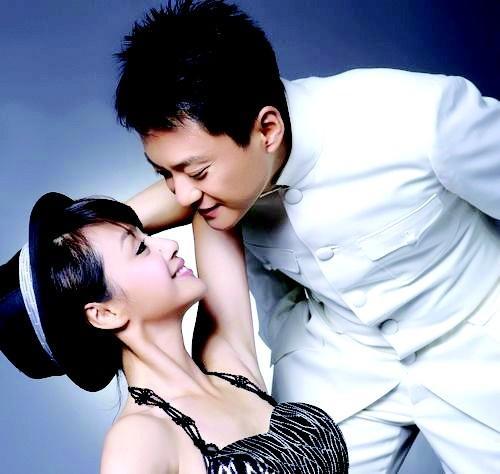 他成功娶回央視主持人，奮鬥31年仍不如妻子，今兒子帥氣夫妻恩愛