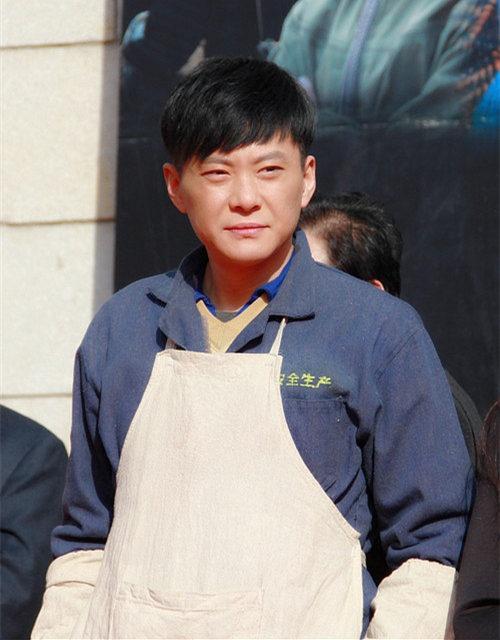 他成功娶回央視主持人，奮鬥31年仍不如妻子，今兒子帥氣夫妻恩愛