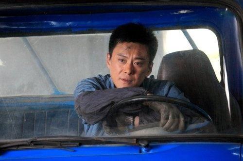 他成功娶回央視主持人，奮鬥31年仍不如妻子，今兒子帥氣夫妻恩愛