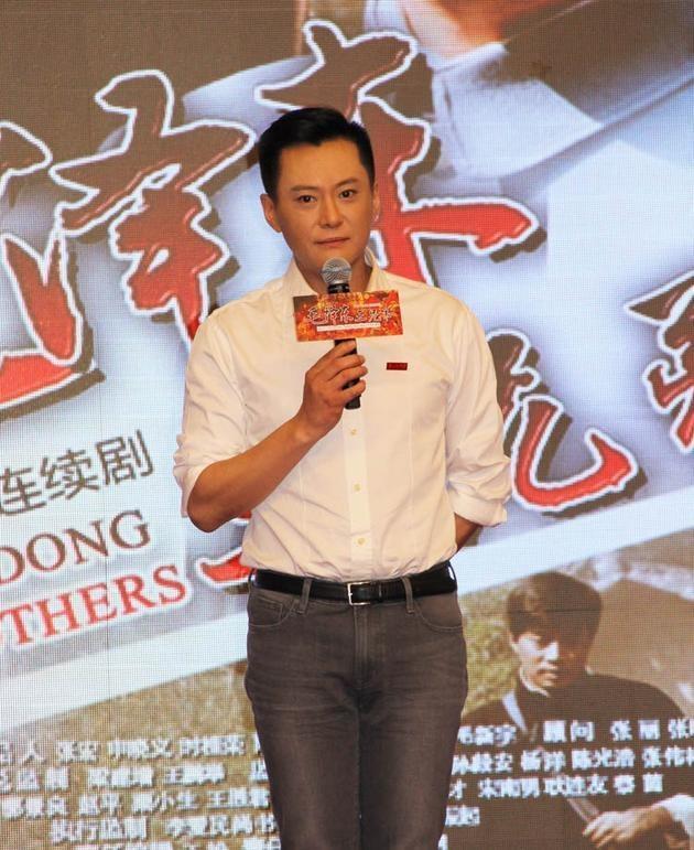 他成功娶回央視主持人，奮鬥31年仍不如妻子，今兒子帥氣夫妻恩愛