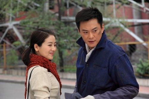 他成功娶回央視主持人，奮鬥31年仍不如妻子，今兒子帥氣夫妻恩愛