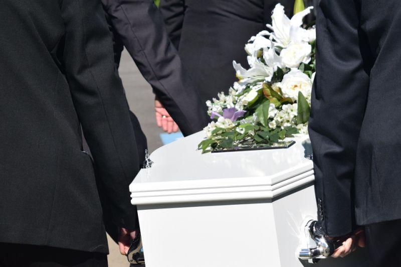 兵變妹偷上香祭拜前任 現任氣炸「很不尊重我」遭砲轟