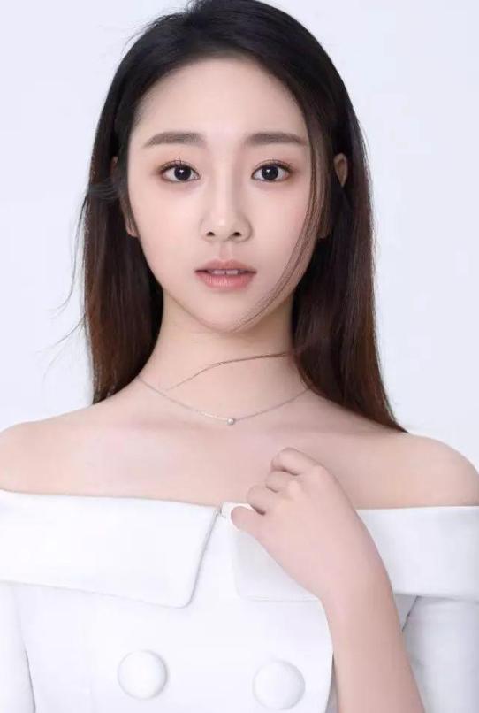 楊冪工作室新簽三位女藝人曝光，看到第三位，網友全爆炸了：千萬不要簽！