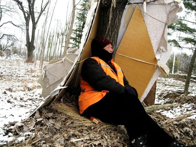 母親癱瘓，兒子、兒媳偷偷把她抬到外麵扔掉，一場雪後兒子出門傻了!