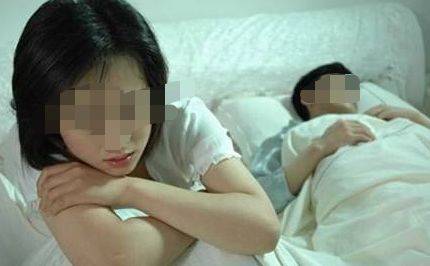 妻子和上司私奔，丈夫贍養岳母三年，收到一個盒子，打開癱在地上