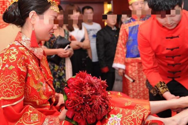 剛結完婚第二天老公就去送外賣，晚上回來，我跟他吵翻了天