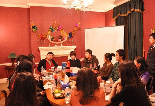 聚會時班長突然借錢，只有我借了2萬，回家接到電話後我愣住了