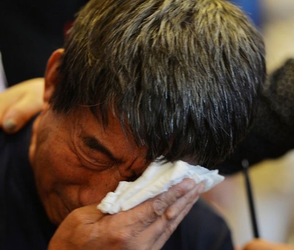 老婆去世18年，兒子帶女友來家，女孩指著遺照喊媽媽，全家傻住