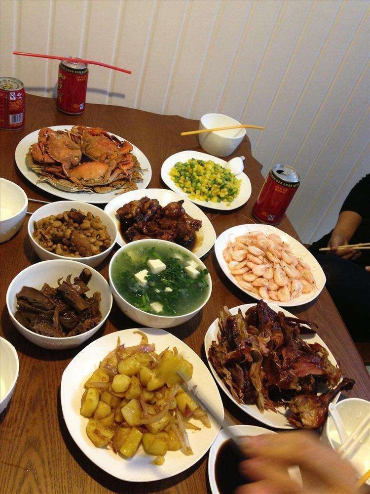 老公出差，俺回娘家蹭飯，嫌客廳太悶，拉開窗簾後俺蒙了