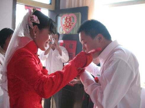 我帶著孩子嫁給了老公，婚後兒子拿婆婆的手機讓我看，我淚流滿面