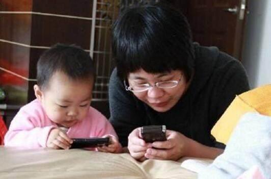 我帶著孩子嫁給了老公，婚後兒子拿婆婆的手機讓我看，我淚流滿面
