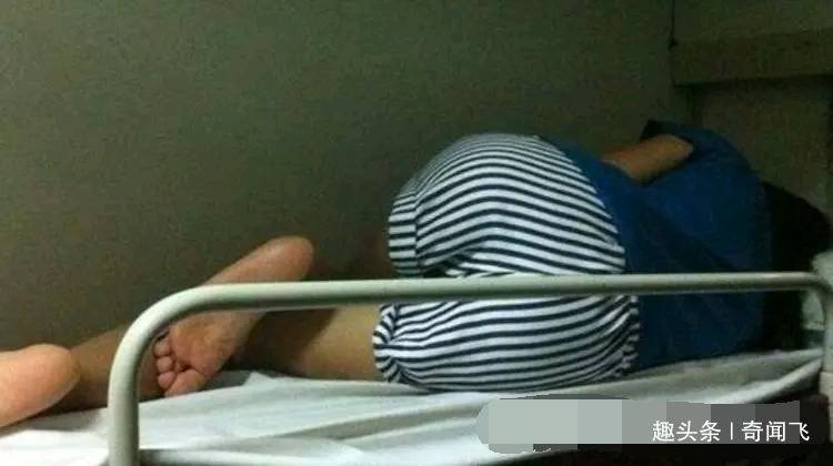 女子火車上睡覺，凌晨發覺腳心癢，轉身踢了一腳悲劇發生了