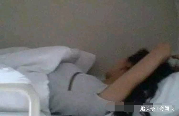 女子火車上睡覺，凌晨發覺腳心癢，轉身踢了一腳悲劇發生了