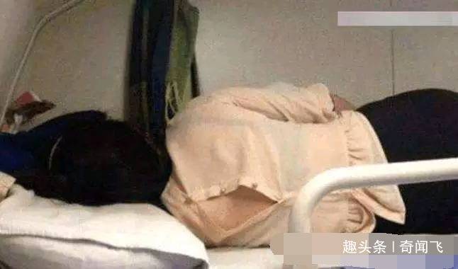 女子火車上睡覺，凌晨發覺腳心癢，轉身踢了一腳悲劇發生了