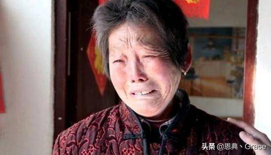老婦砍柴，抱回一男嬰，十年後生病沒錢治，男童說了三字！