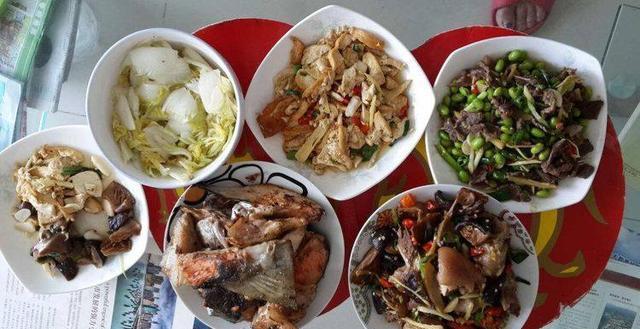 進城照顧兒媳坐月子，被兒子趕出來，到家打開行李我愣了