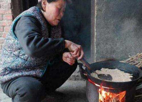 兒子出生後我媽來照顧，下班回家看到地上的血漬，我把岳母趕回家