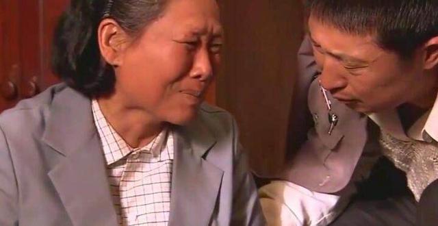 結婚之後我媽來家裡，老婆慌張把水果盤藏了起來，轉身我淚如雨下