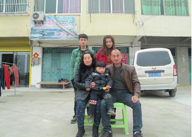 哥買房我拿8萬，我嫁窮老公他說沒空來，婚禮上來輛豪車，我心涼