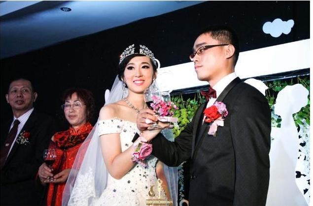 哥買房我拿8萬，我嫁窮老公他說沒空來，婚禮上來輛豪車，我心涼