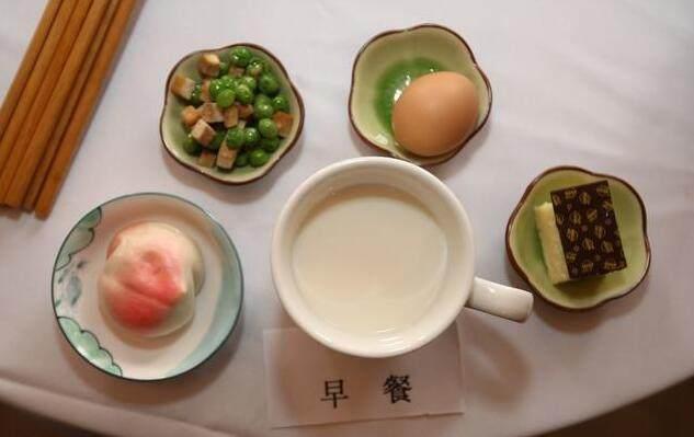 生孩子後老公嫌我胖堅決要離婚，一年後偶遇，我笑著感謝他！