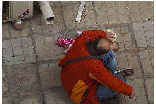 婆婆抱著剛滿月親孫女跳樓身亡，只因兒媳一句話，導致家破人亡！