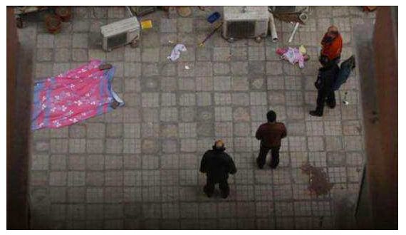 婆婆抱著剛滿月親孫女跳樓身亡，只因兒媳一句話，導致家破人亡！