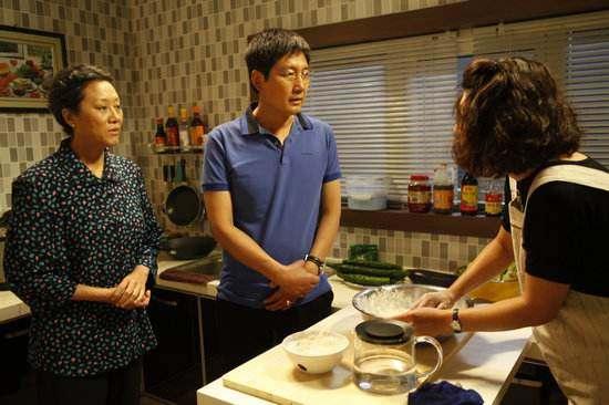 我和小姑子同時懷孕，婆婆給我熬了一份雞湯，我哭著給我媽打電話