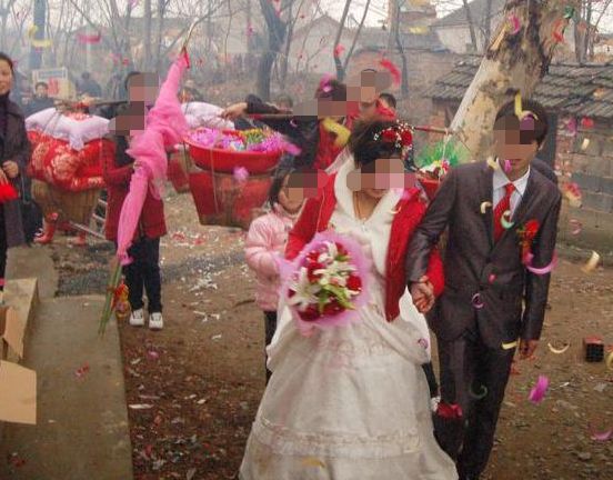 婚禮上，農村岳父給個薄紅包，女婿叫了聲叔叔，打開紅包全場傻住