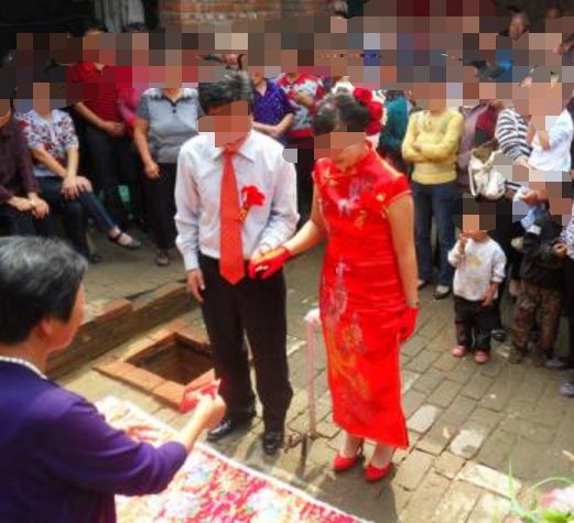 婚禮上，農村岳父給個薄紅包，女婿叫了聲叔叔，打開紅包全場傻住
