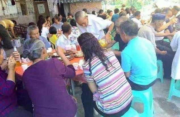 婚禮上，農村岳父給個薄紅包，女婿叫了聲叔叔，打開紅包全場傻住