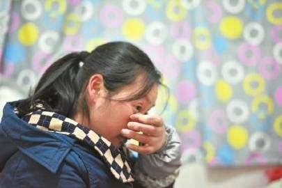嫁窮小子後她回家借錢，弟弟用五百塊打發了，回家收到信息後大哭