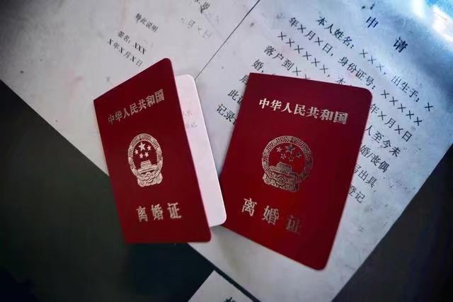 剛出月子，老公給我30萬跟我提離婚，得知原因我崩潰大哭