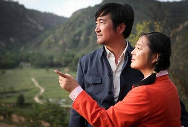 男孩執意娶二婚女，出差回來去探望父母，推開家門感嘆自己撿到寶