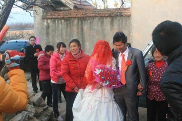 男孩執意娶二婚女，出差回來去探望父母，推開家門感嘆自己撿到寶