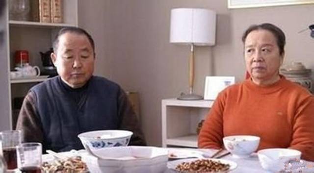男孩執意娶二婚女，出差回來去探望父母，推開家門感嘆自己撿到寶
