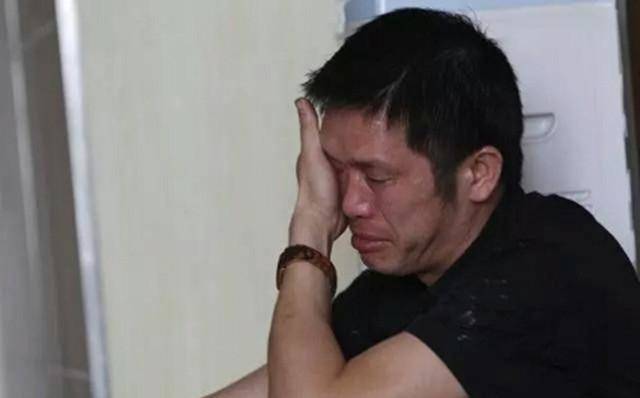 男孩執意娶二婚女，出差回來去探望父母，推開家門感嘆自己撿到寶