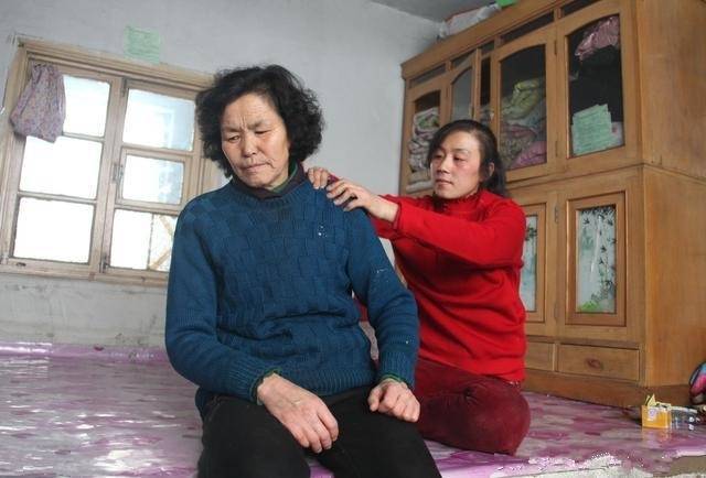 男孩執意娶二婚女，出差回來去探望父母，推開家門感嘆自己撿到寶