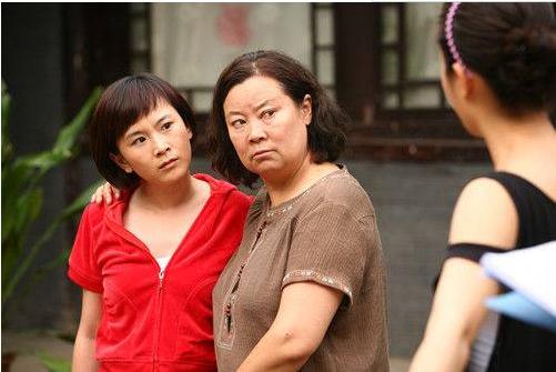 准婆婆生病我上門看望，見到14歲的小姑子，我扭頭就走，含淚分手