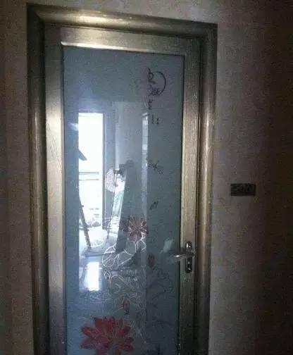 吃飯突然來月事，婆婆攔住不讓進廁所，兒媳推開門，婆婆苦求保密