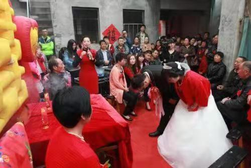 5歲女兒走失，我外出尋找17年，回村參加鄰居婚禮，看到新娘愣了