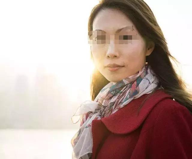 妻子忘拿鑰匙返回去拿，家婆硬是不開門，妻子撞開門後果斷離婚