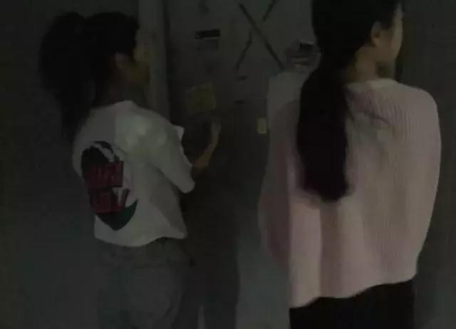 妻子忘拿鑰匙返回去拿，家婆硬是不開門，妻子撞開門後果斷離婚