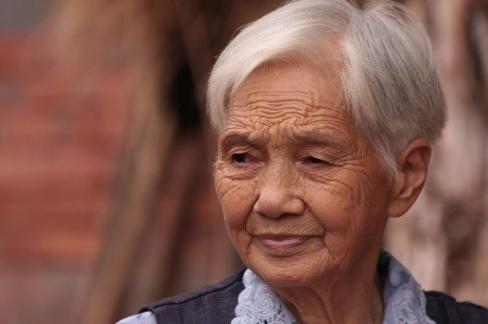 婆婆獨自生活，我和老公回鄉看她，推開門當場嚇癱在地