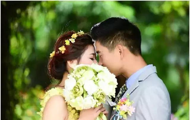 婚禮現場婆婆問了我一個問題，我媽當場甩她一耳光，拉著我回家