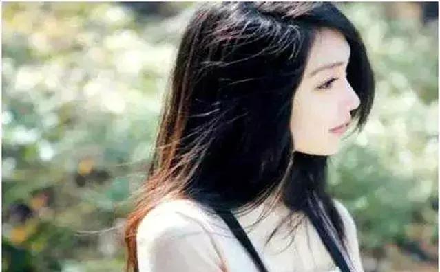 婚禮現場婆婆問了我一個問題，我媽當場甩她一耳光，拉著我回家