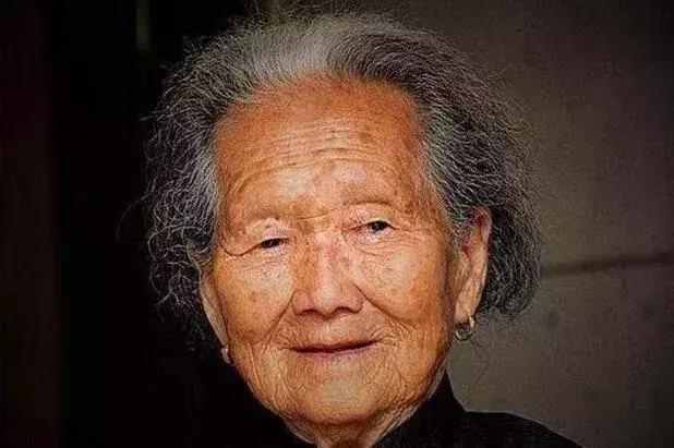 母親沒遺產，倒是欠人30萬，兒子不管，女兒還債後卻發了財
