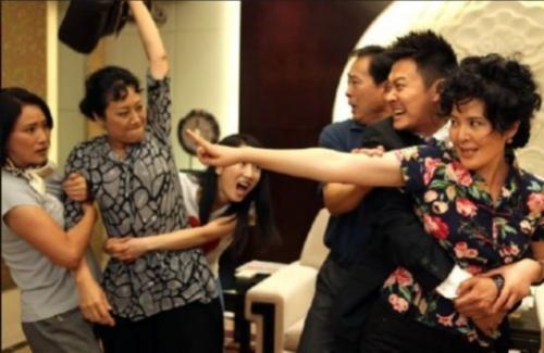 我和老公為了孩子吵架，婆婆推開門連撕帶打，婆家人還讓我道歉